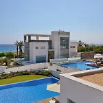 Villa Beachfront Luxury Idania