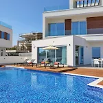 Beachfront Luxury Idania