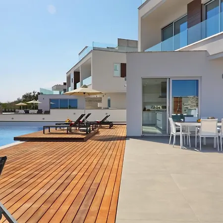 Vilă Beachfront Luxury Idania *