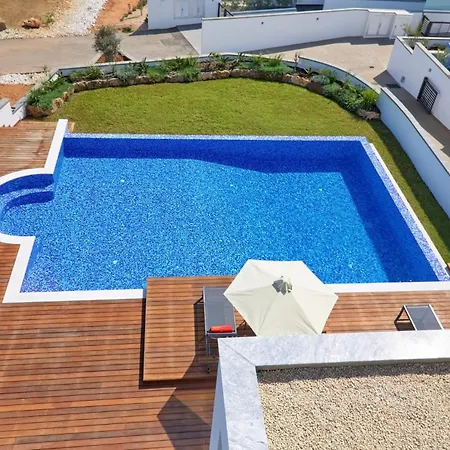 Beachfront Luxury Idania