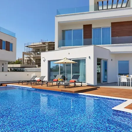 Beachfront Luxury Idania