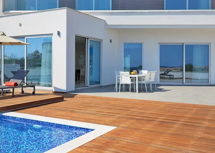 Beachfront Luxury Idania