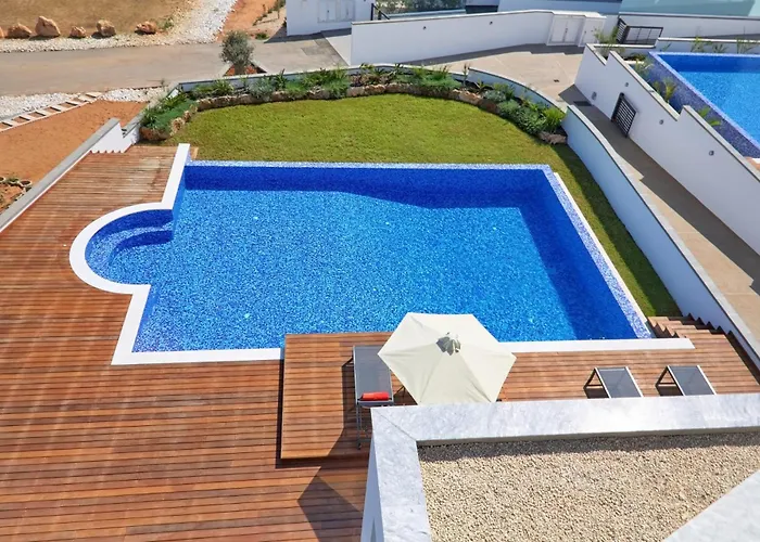 Beachfront Luxury Idania