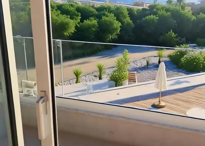 Beachfront Luxury Idania