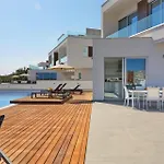 Villa Beachfront Luxury Idania *