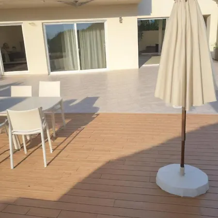 Beachfront Luxury Idania וילה *