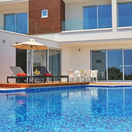 Beachfront Luxury Idania Villa *