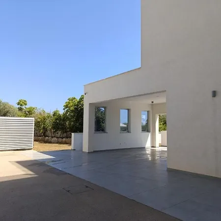 Beachfront Luxury Idania Villa *
