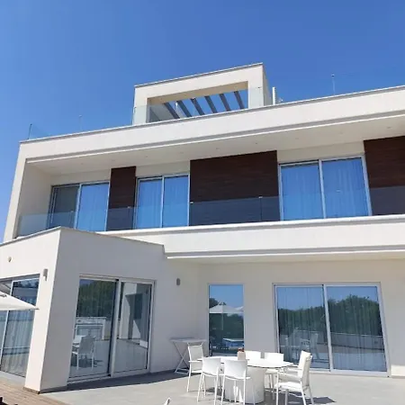 Beachfront Luxury Idania Villa *