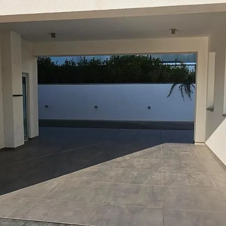 Beachfront Luxury Idania *