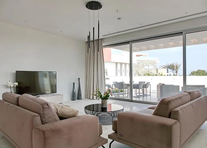 Beachfront Luxury Idania Villa *