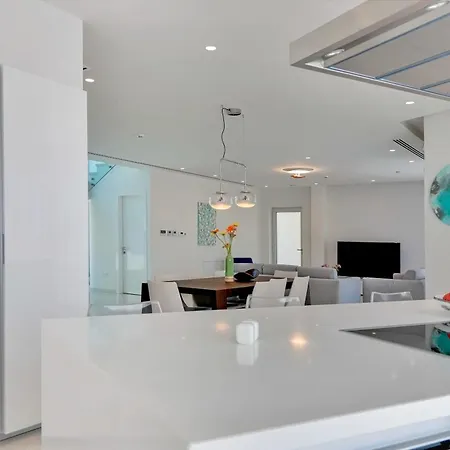 Beachfront Luxury Idania איה נאפה