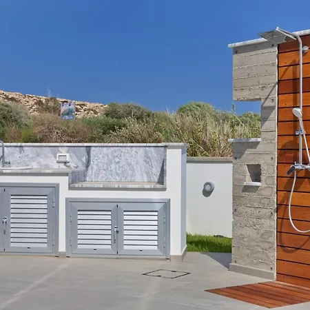 Beachfront Luxury Idania וילה