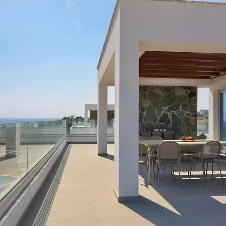 Beachfront Luxury Idania וילה *