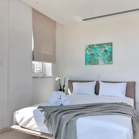 Beachfront Luxury Idania וילה