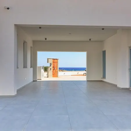 Beachfront Luxury Idania וילה *