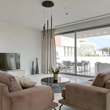 Beachfront Luxury Idania וילה *
