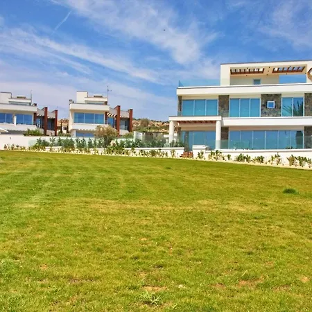 Beachfront Luxury Idania וילה *